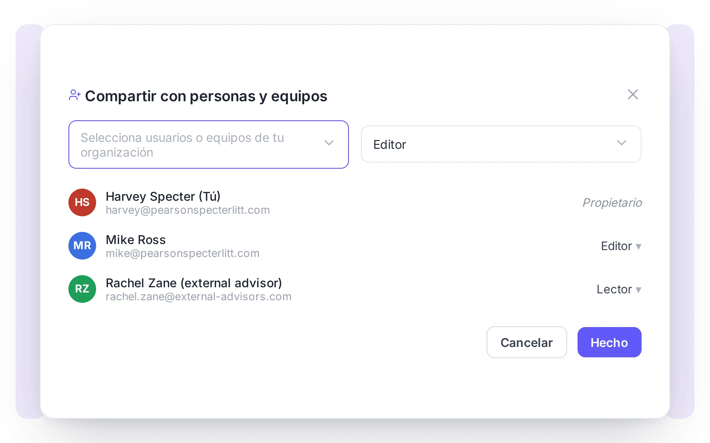 Un asesor externo revisando documentación dentro de la plataforma