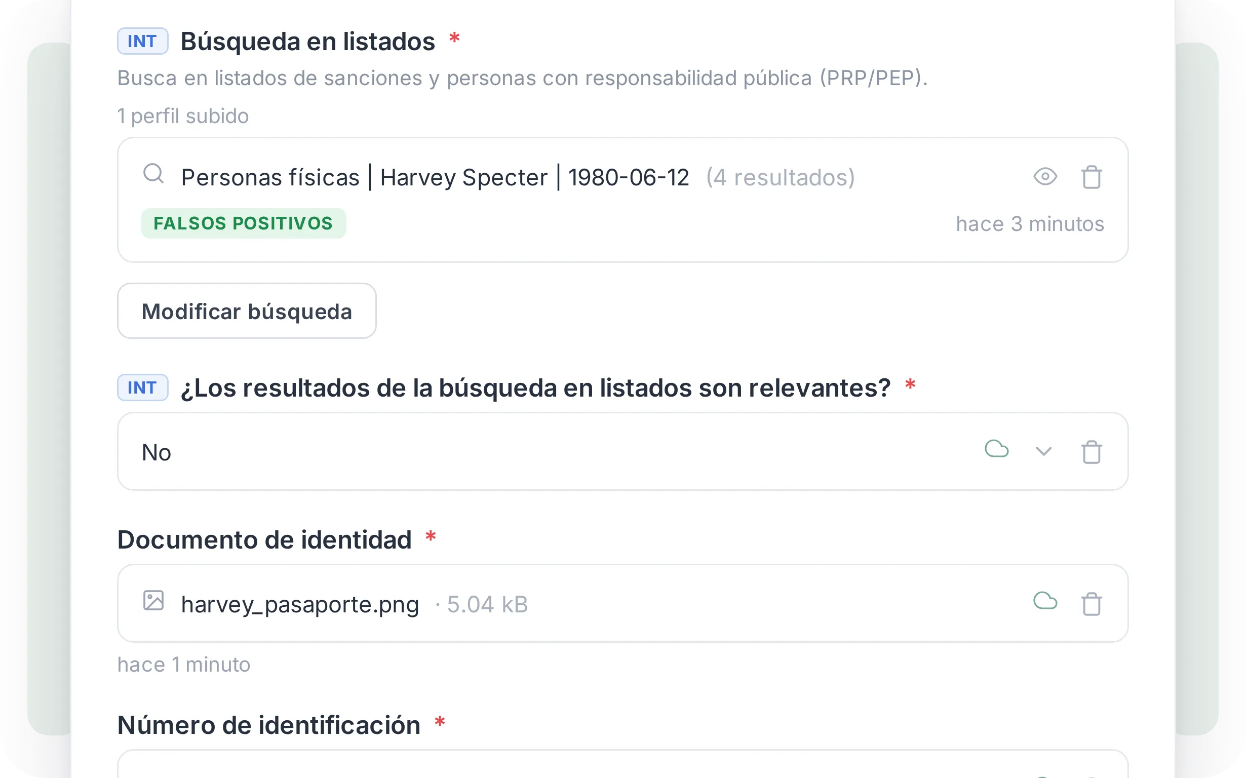 El screening de un cliente contra listas de PEPs, sanciones y adverse media